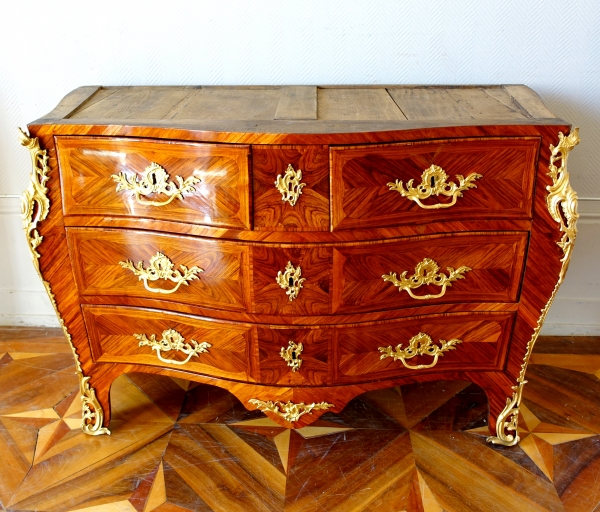 JB Hédouin : commode tombeau d'époque Louis XV en bois de rose, vers 1750 - estampillée