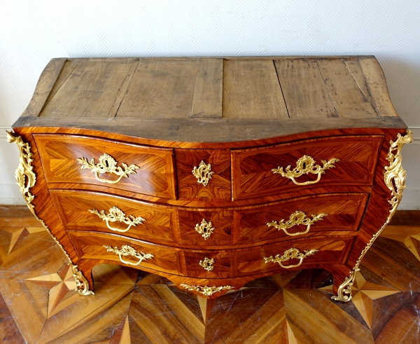 JB Hédouin : commode tombeau d'époque Louis XV en bois de rose, vers 1750 - estampillée