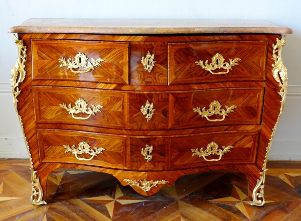 JB Hédouin : commode tombeau d'époque Louis XV en bois de rose, vers 1750 - estampillée