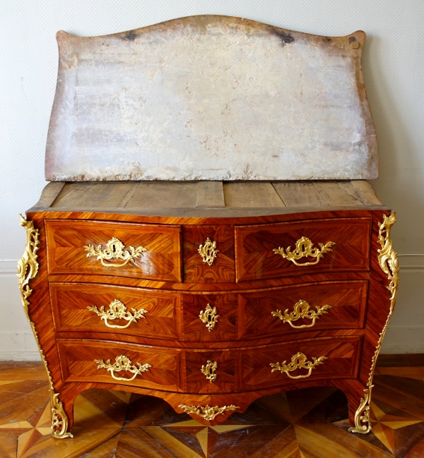 JB Hédouin : commode tombeau d'époque Louis XV en bois de rose, vers 1750 - estampillée