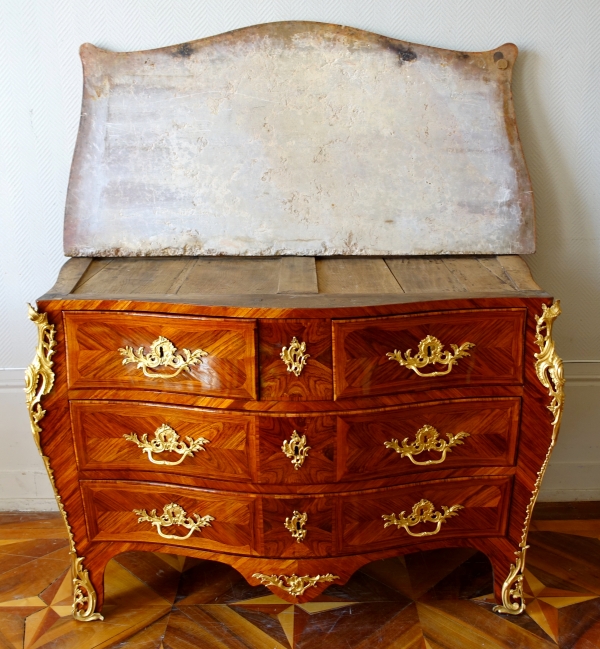 JB Hédouin : commode tombeau d'époque Louis XV en bois de rose, vers 1750 - estampillée