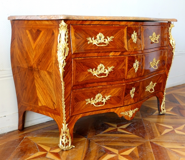 JB Hédouin : commode tombeau d'époque Louis XV en bois de rose, vers 1750 - estampillée