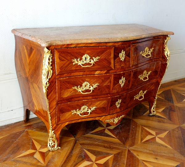 JB Hédouin : commode tombeau d'époque Louis XV en bois de rose, vers 1750 - estampillée