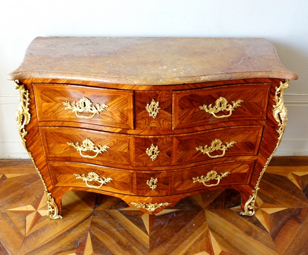 JB Hédouin : commode tombeau d'époque Louis XV en bois de rose, vers 1750 - estampillée