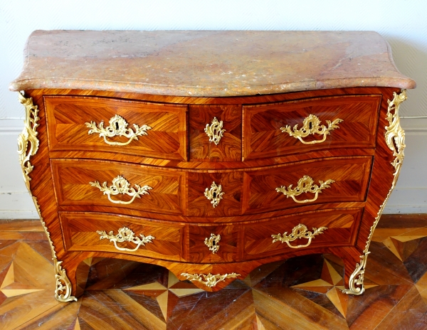 JB Hédouin : commode tombeau d'époque Louis XV en bois de rose, vers 1750 - estampillée