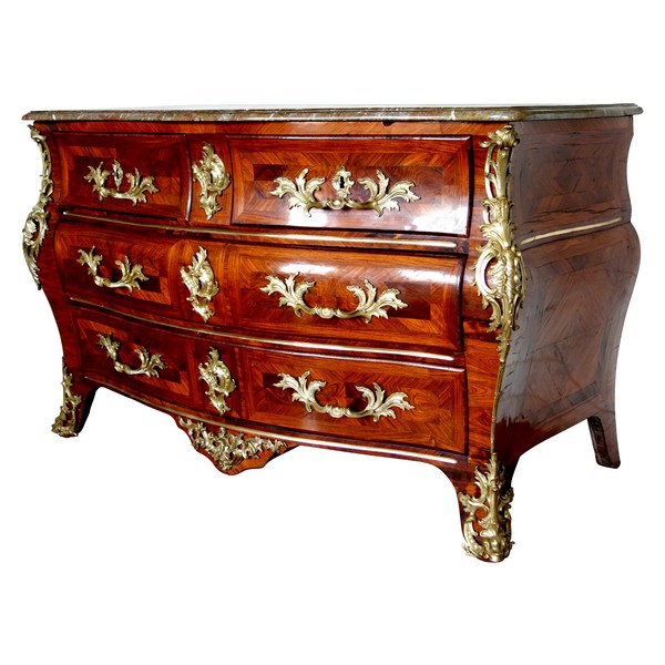 Grande commode tombeau d'époque Louis XV en bois de rose vers 1740