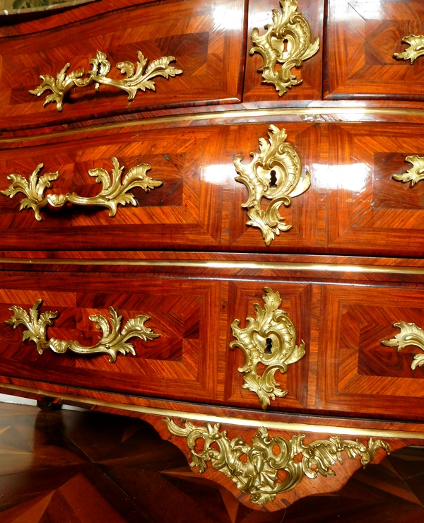 Grande commode tombeau d'époque Louis XV en bois de rose vers 1740