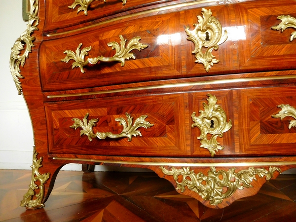 Grande commode tombeau d'époque Louis XV en bois de rose vers 1740