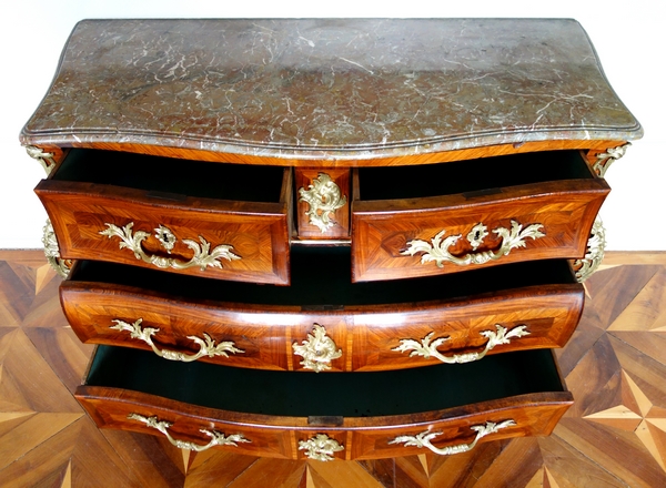 Grande commode tombeau d'époque Louis XV en bois de rose vers 1740