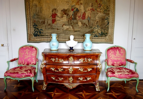 Grande commode tombeau d'époque Louis XV en bois de rose vers 1740