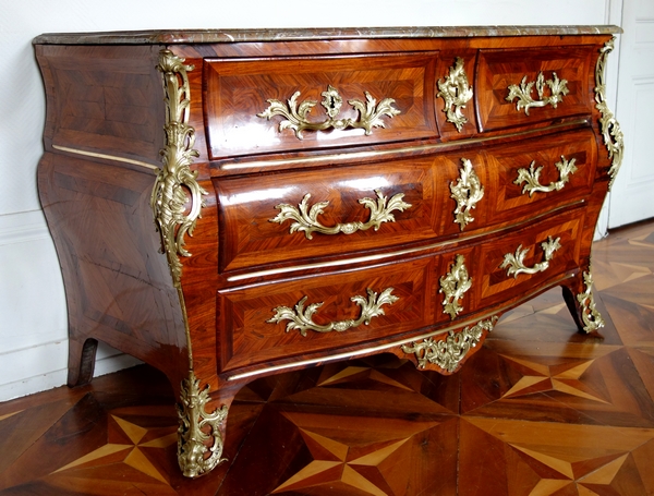 Grande commode tombeau d'époque Louis XV en bois de rose vers 1740