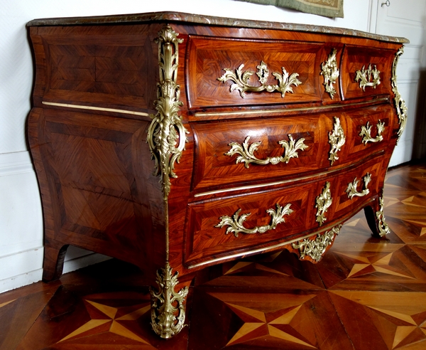 Grande commode tombeau d'époque Louis XV en bois de rose vers 1740