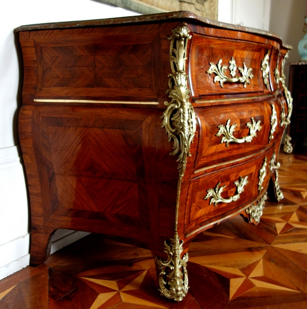 Grande commode tombeau d'époque Louis XV en bois de rose vers 1740