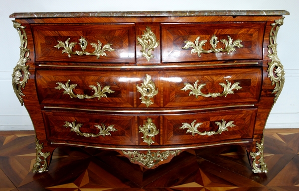 Grande commode tombeau d'époque Louis XV en bois de rose vers 1740