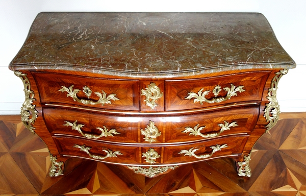 Grande commode tombeau d'époque Louis XV en bois de rose vers 1740