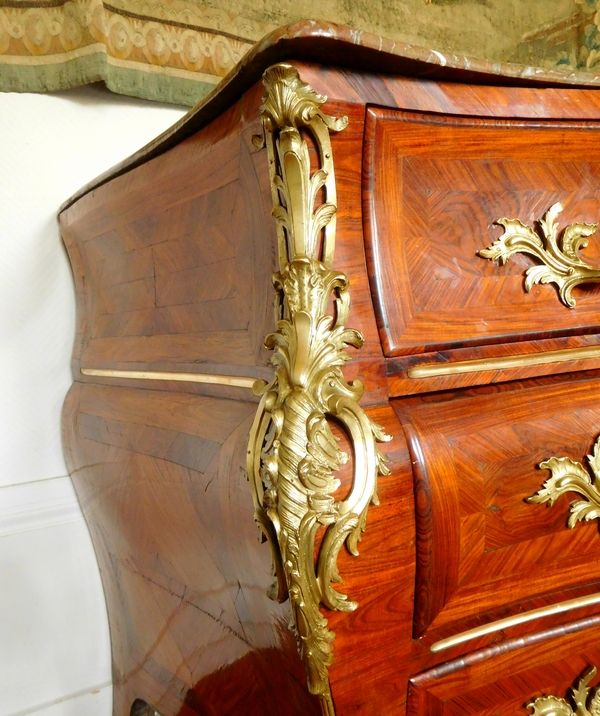 Grande commode tombeau d'époque Louis XV en bois de rose vers 1740