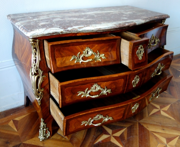 AA Lardin  : commode tombeau Louis XV en marqueterie - estampillée - JME