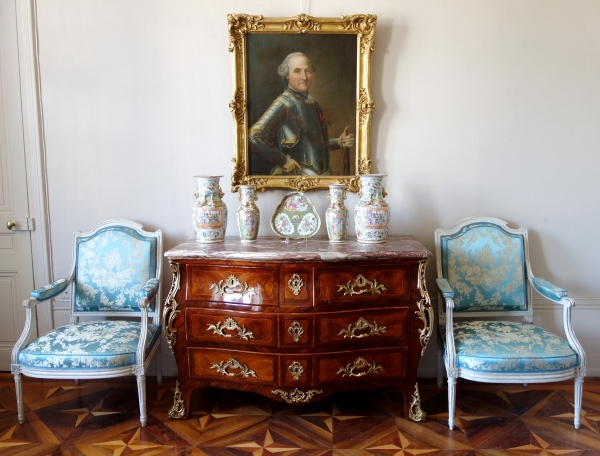 AA Lardin  : commode tombeau Louis XV en marqueterie - estampillée - JME