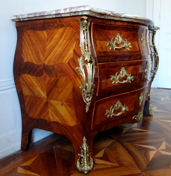 AA Lardin  : commode tombeau Louis XV en marqueterie - estampillée - JME