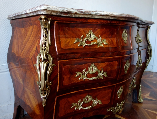 AA Lardin  : commode tombeau Louis XV en marqueterie - estampillée - JME