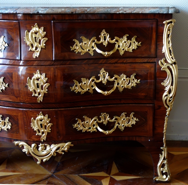 IB Gautier : commode tombeau d'époque Louis XV en bois de violette, vers 1750 - estampillée