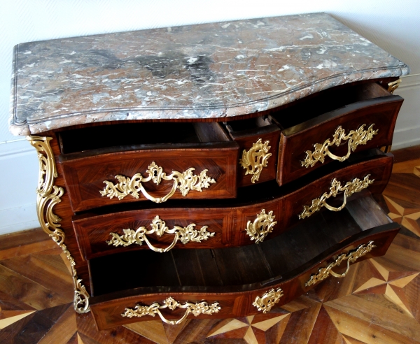 IB Gautier : commode tombeau d'époque Louis XV en bois de violette, vers 1750 - estampillée