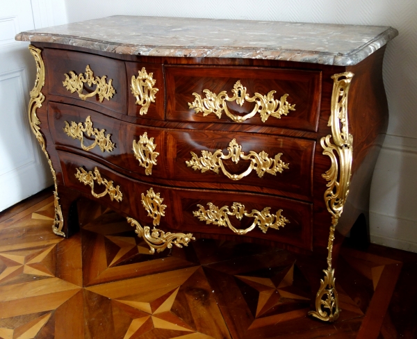 IB Gautier : commode tombeau d'époque Louis XV en bois de violette, vers 1750 - estampillée