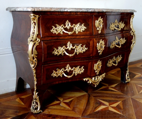 IB Gautier : commode tombeau d'époque Louis XV en bois de violette, vers 1750 - estampillée