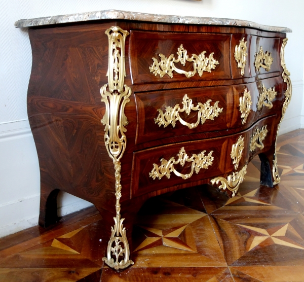 IB Gautier : commode tombeau d'époque Louis XV en bois de violette, vers 1750 - estampillée