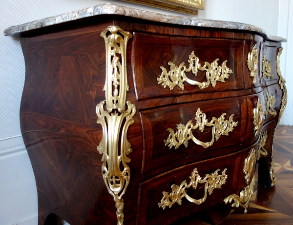 IB Gautier : commode tombeau d'époque Louis XV en bois de violette, vers 1750 - estampillée