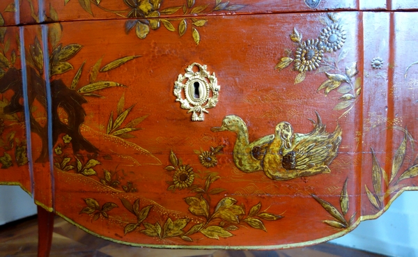 Commode sauteuse d'époque Transition en laque rouge et or vernis Martin