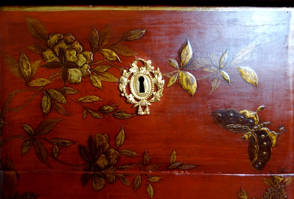 Commode sauteuse d'époque Transition en laque rouge et or vernis Martin