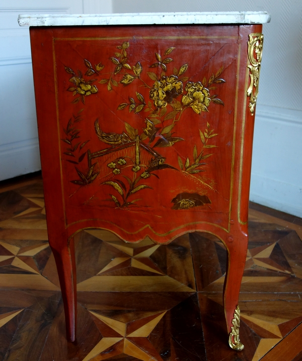 Commode sauteuse d'époque Transition en laque rouge et or vernis Martin