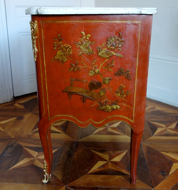 Commode sauteuse d'époque Transition en laque rouge et or vernis Martin