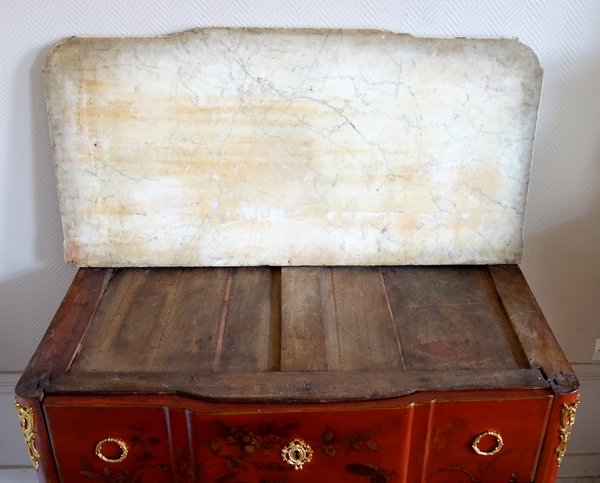 Commode sauteuse d'époque Transition en laque rouge et or vernis Martin