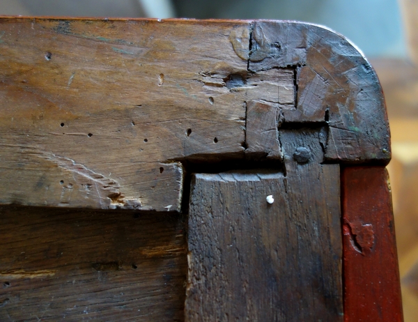 Commode sauteuse d'époque Transition en laque rouge et or vernis Martin