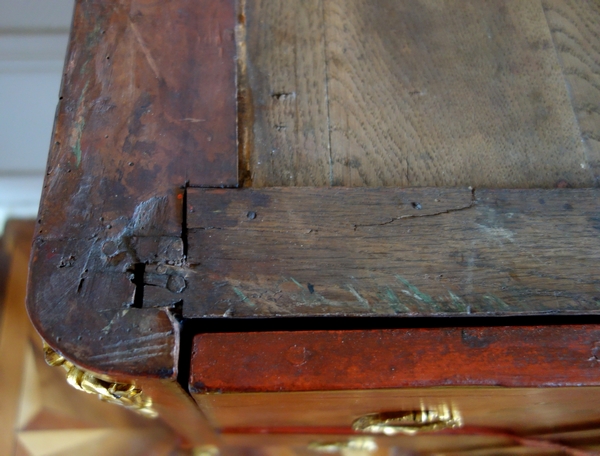 Commode sauteuse d'époque Transition en laque rouge et or vernis Martin