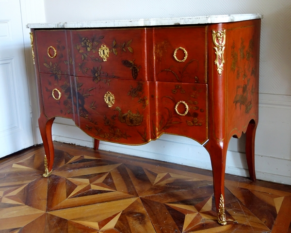 Commode sauteuse d'époque Transition en laque rouge et or vernis Martin