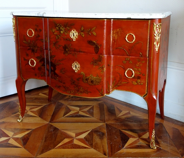 Commode sauteuse d'époque Transition en laque rouge et or vernis Martin