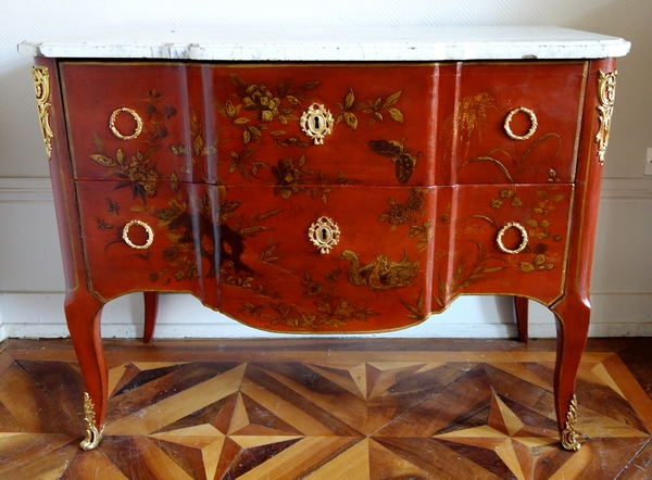 Commode sauteuse d'époque Transition en laque rouge et or vernis Martin