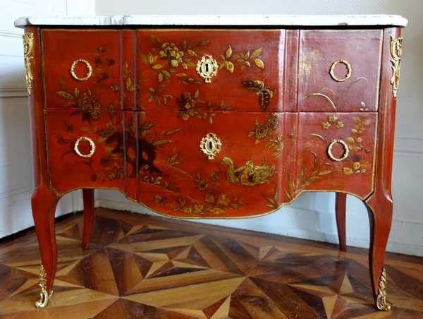 Commode sauteuse d'époque Transition en laque rouge et or vernis Martin