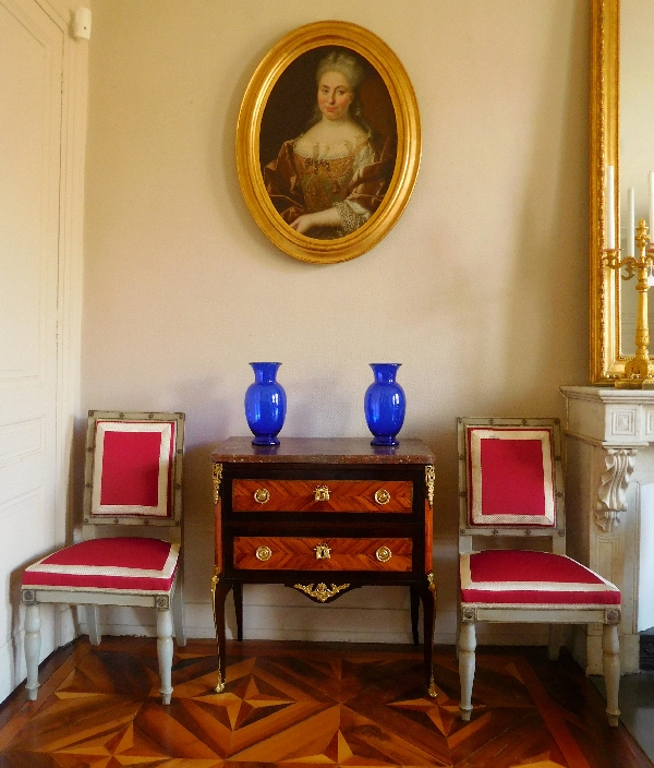 Petite commode sauteuse en bois de rose d'époque Transition - XVIIIe siècle, estampillée L. Roux