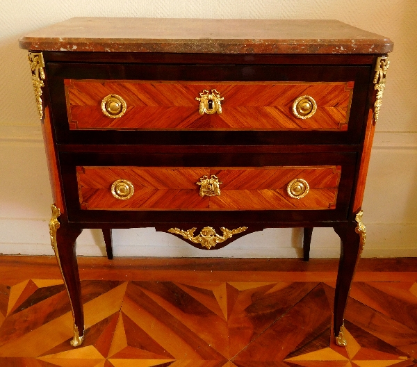 Petite commode sauteuse en bois de rose d'époque Transition - XVIIIe siècle, estampillée L. Roux