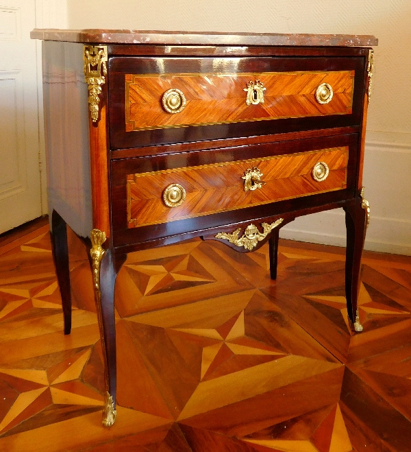 Petite commode sauteuse en bois de rose d'époque Transition - XVIIIe siècle, estampillée L. Roux