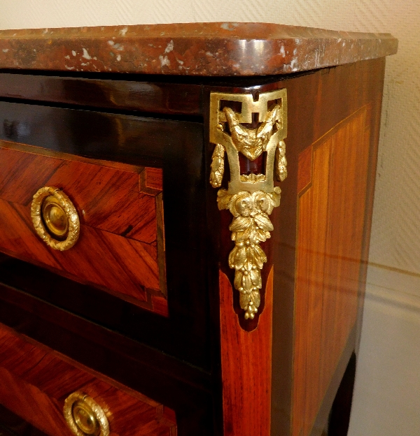 Petite commode sauteuse en bois de rose d'époque Transition - XVIIIe siècle, estampillée L. Roux