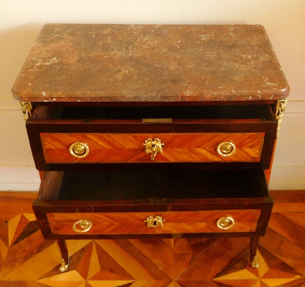 Petite commode sauteuse en bois de rose d'époque Transition - XVIIIe siècle, estampillée L. Roux