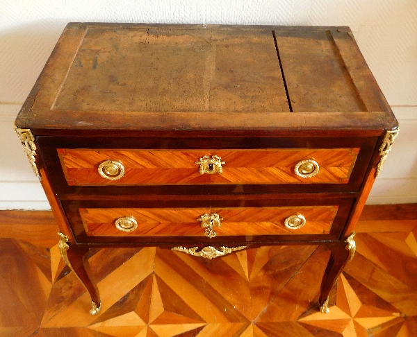 Petite commode sauteuse en bois de rose d'époque Transition - XVIIIe siècle, estampillée L. Roux