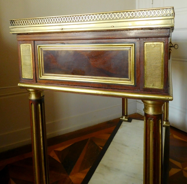 Console desserte d'époque Louis XVI Directoire en acajou, filets d'ébène et laiton, fin XVIIIe siècle