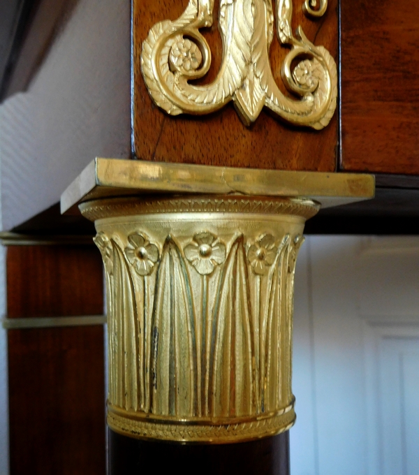 Console à colonnes d'époque Empire en acajou et bronze doré au mercure, début XIXe