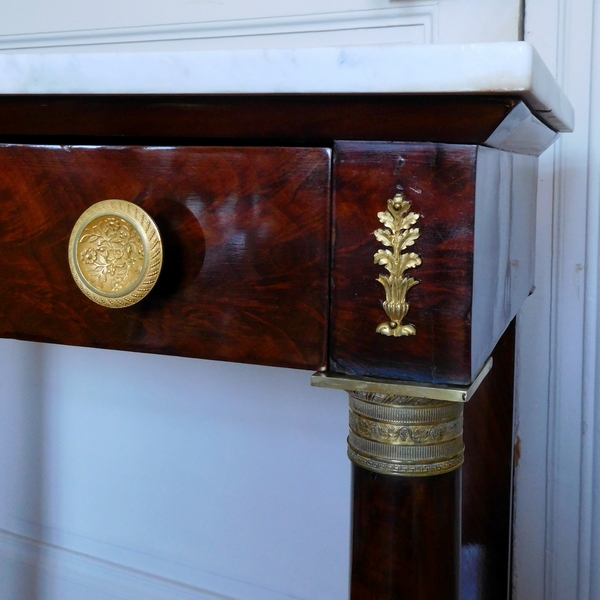 Petite console d'époque Empire Restauration en acajou, bronzes dorés au mercure